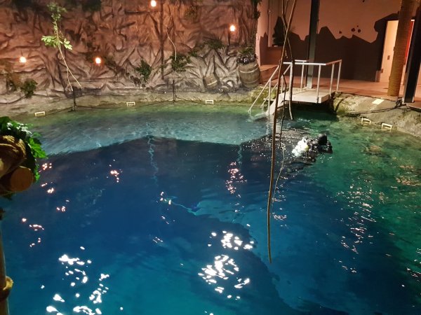 afbeelding van Ook dit jaar hebben we een gehele ochtend de duiktoren van Diveworld exclusief afgehuurd voor onze leden. De groep bestond dit jaar uit 1* duikers in opleiding, kinderen van de Scubadoe groep én ook een deelnemer van de Lucky Fin groep!

Het is een leuke, leerzame en gezellige duikochtend geweest waarbij een lid van ons (Robbert_Jan) ook een heel leuke impressie van gemaakt heeft.

Deze is te vinden door de volgende link te gebruiken: https://youtu.be/qSMqrFpUqFQ